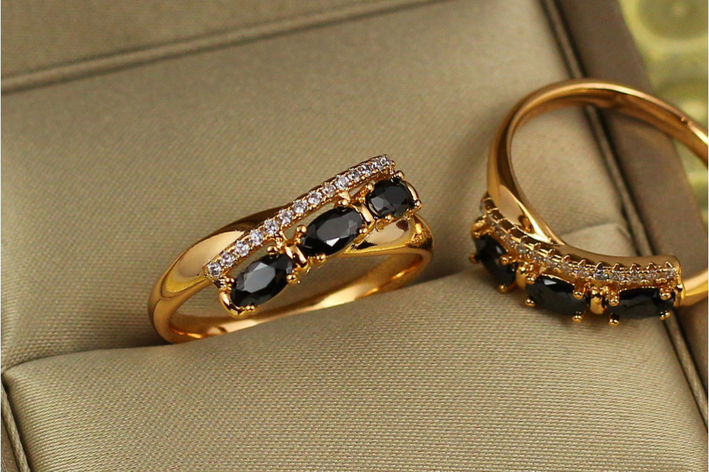 Кольцо Xuping Jewelry фиеста с тремя черными камнями р 18  золотистое