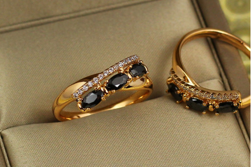 Кольцо Xuping Jewelry фиеста с тремя черными камнями р 18  золотистое
