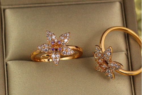 Кільце Xuping Jewelry лілія з ліловими тичинками р 18 золотисте
