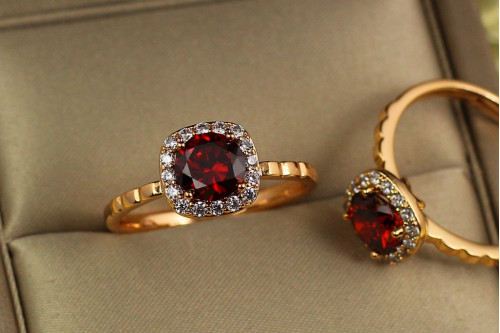 Кольцо Xuping Jewelry красный камень в ободке из белых фианитов р 17  золотистое