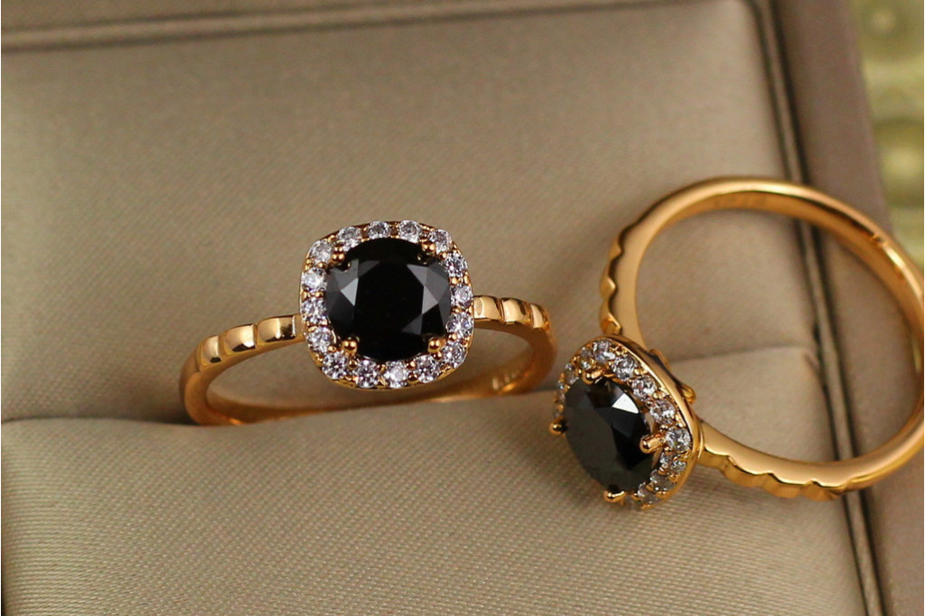 Кольцо Xuping Jewelry черный камень в ободке из белых фианитов р 17  золотистое