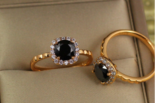 Кольцо Xuping Jewelry черный камень в ободке из белых фианитов р 17  золотистое