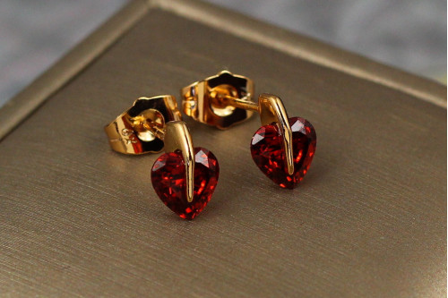 Серьги гвоздики Xuping Jewelry красный фианит в форме сердечка 10 мм золотистые
