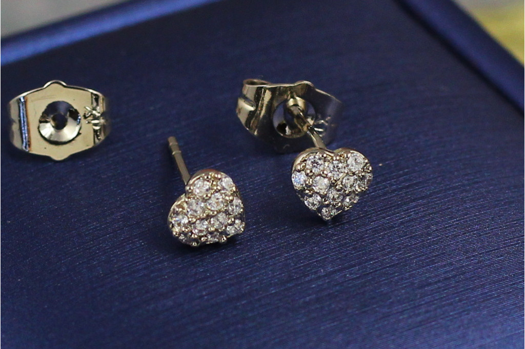 Серьги гвоздики Xuping Jewelry сердечки из камешков 6 мм серебристые