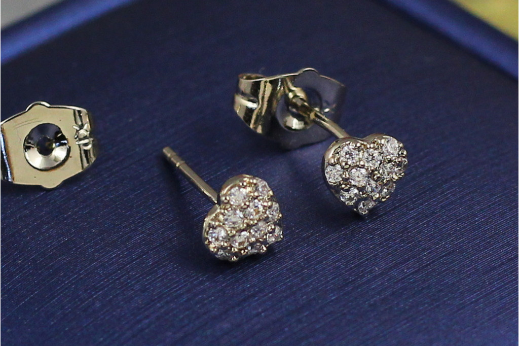 Серьги гвоздики Xuping Jewelry сердечки из камешков 6 мм серебристые