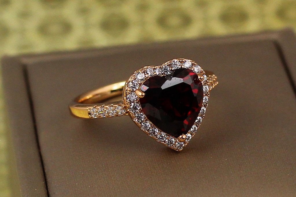 Кольцо  Xuping Jewelry сердце океана с красным камнем 1,4 см р 20  золотистое