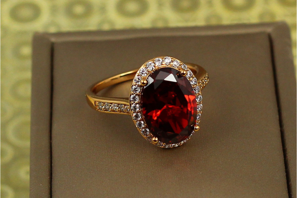 Кільце Xuping Jewelry малинки з червоним каменем р 19 золотисте