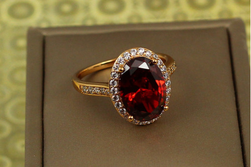 Кільце Xuping Jewelry малинки з червоним каменем р 19 золотисте