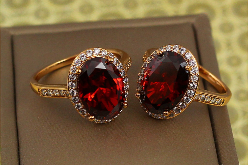 Кільце Xuping Jewelry малинки з червоним каменем р 19 золотисте