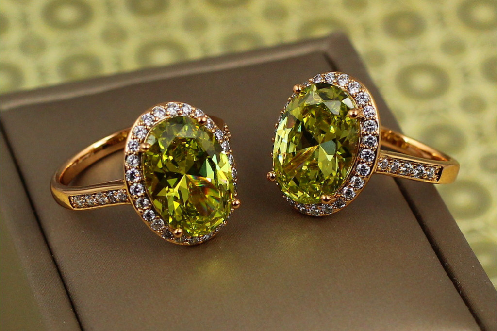 Кольцо  Xuping Jewelry малинки с салатовым камнем р 16 золотистое
