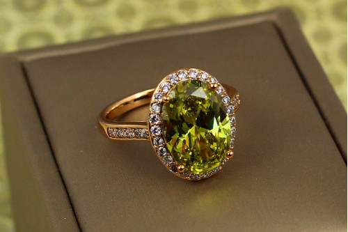 Кільце Xuping Jewelry малинки із салатовим каменем р 17 золотисте