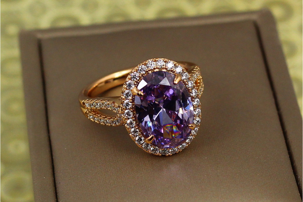 Кільце Xuping Jewelry Камея з фіолетовим каменем р 18 золотисте