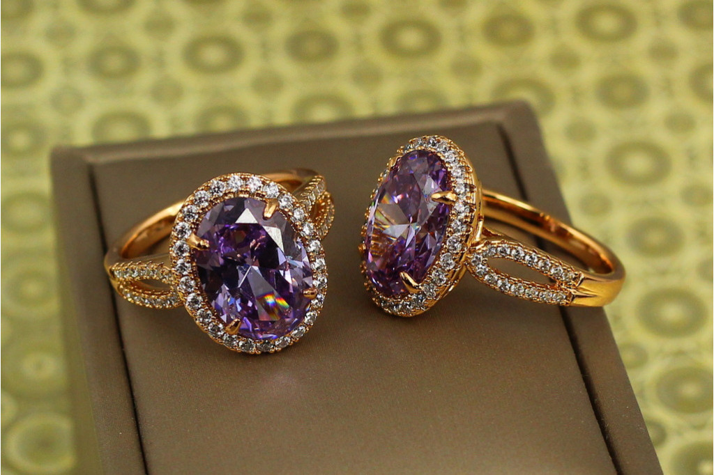 Кільце Xuping Jewelry Камея із фіолетовим каменем р 19 золотисте