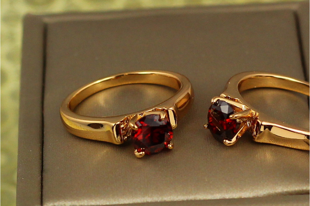 Кольцо  Xuping Jewelry красный фианит на высоких ножках р 16 золотистое