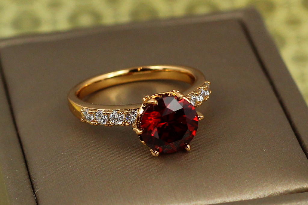 Кільце Xuping Jewelry зерно граната з червоним каменем р 18 золотисте