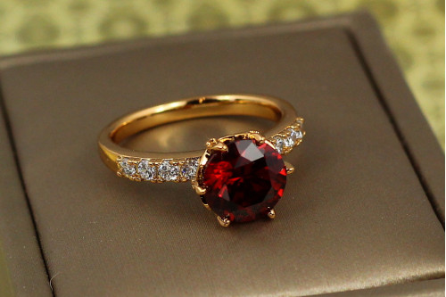 Кольцо  Xuping Jewelry зерно граната с красным камнем р 20 золотистое