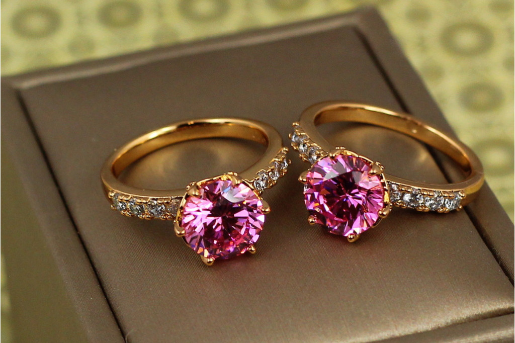 Кільце Xuping Jewelry зерно граната з рожевим каменем р 17 золотисте