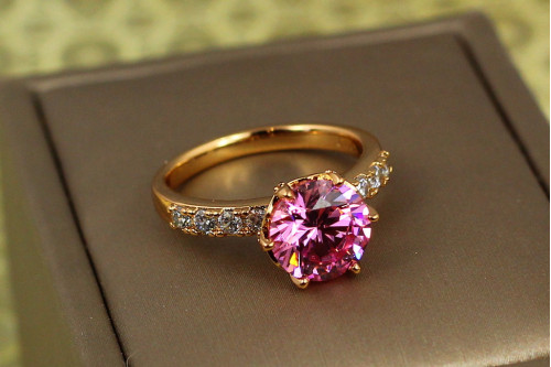 Кільце Xuping Jewelry зерно граната з рожевим каменем р 18 золотисте