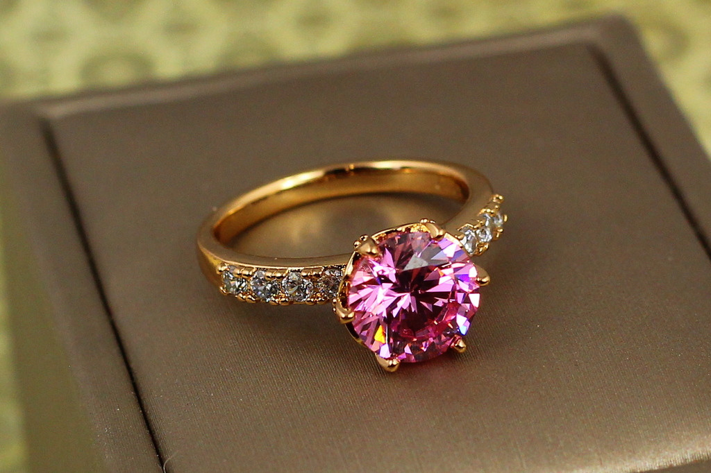 Кільце Xuping Jewelry зерно граната з рожевим каменем р 19 золотисте