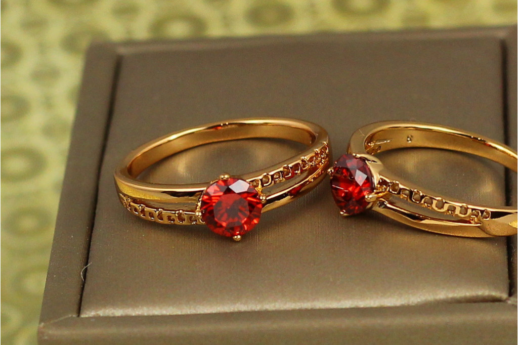 Кольцо  Xuping Jewelry душевная чуткость с красным фианитом р 18 золотистое