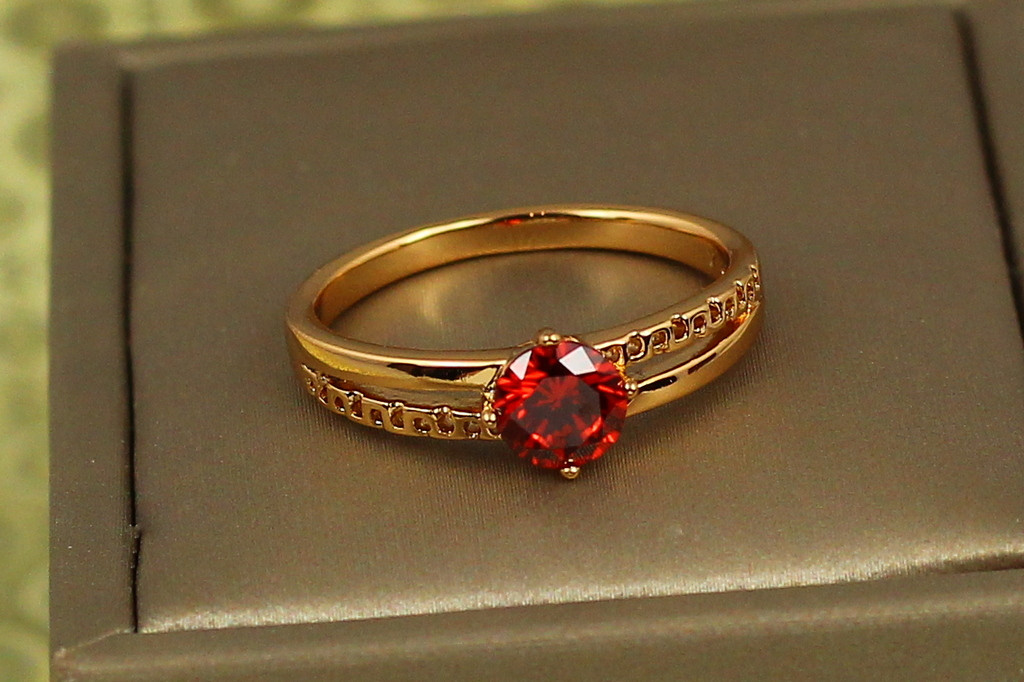 Кольцо  Xuping Jewelry душевная чуткость с красным фианитом р 19 золотистое