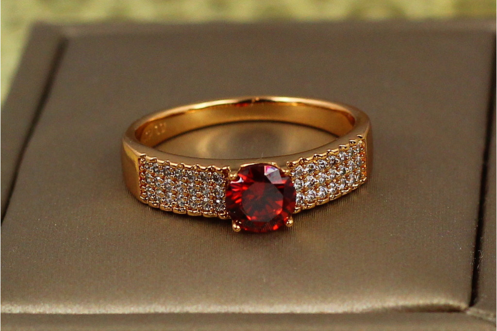 Кільце Xuping Jewelry свято життя з червоним каменем р 18 золотисте