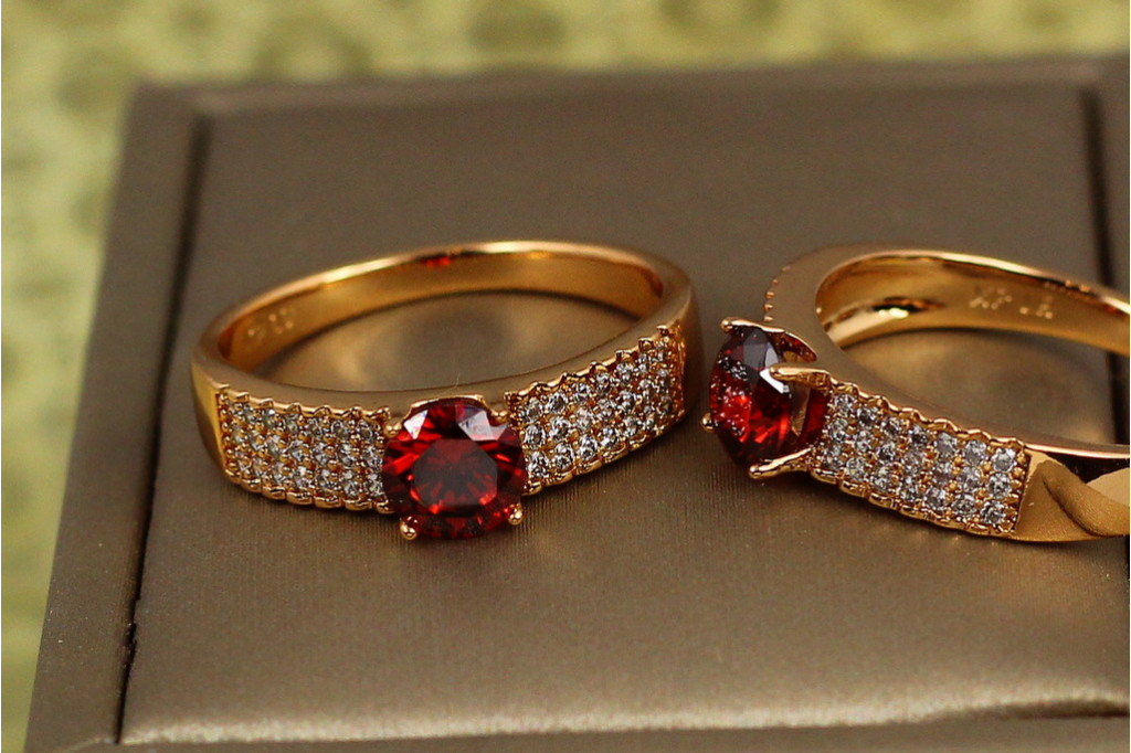 Кільце Xuping Jewelry свято життя з червоним каменем р 18 золотисте