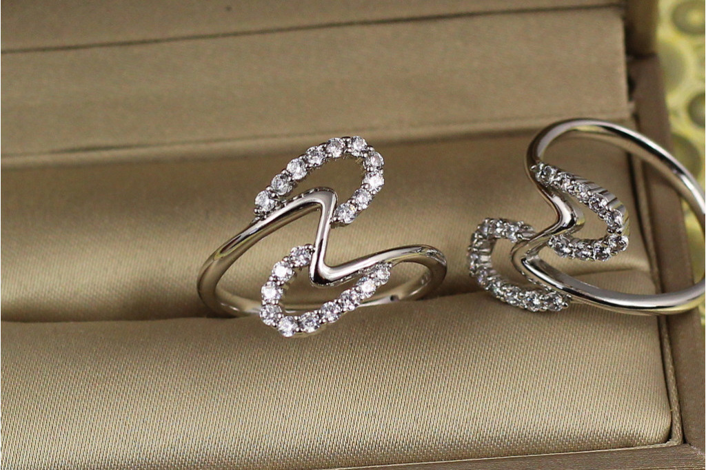 Кольцо  Xuping Jewelry замысловатый зигзаг р 19 серебристое