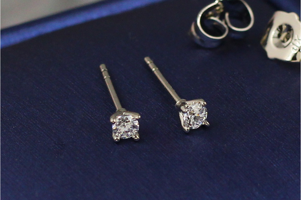 Серьги гвоздики Xuping Jewelry с камнем на четыре крепления 3 мм серебристые