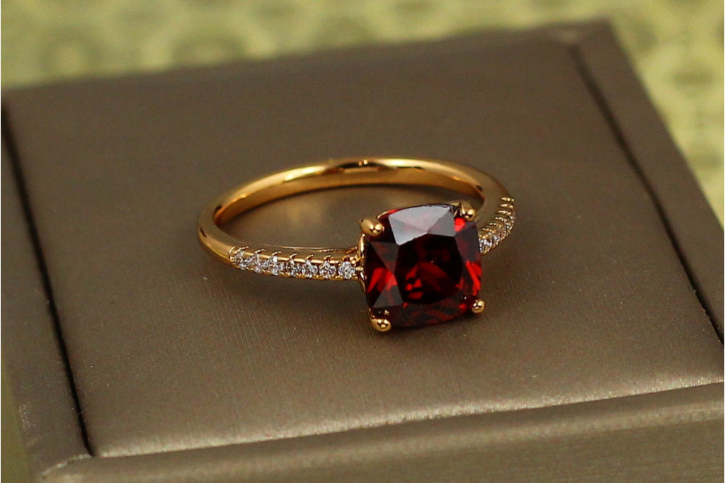 Кільце Xuping Jewelry червоний квадратний фіаніт із доріжками з боків р 17 золотисте
