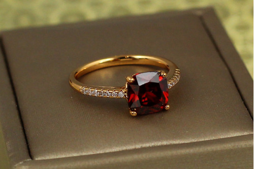 Кільце Xuping Jewelry червоний квадратний фіаніт із доріжками з боків р 17 золотисте