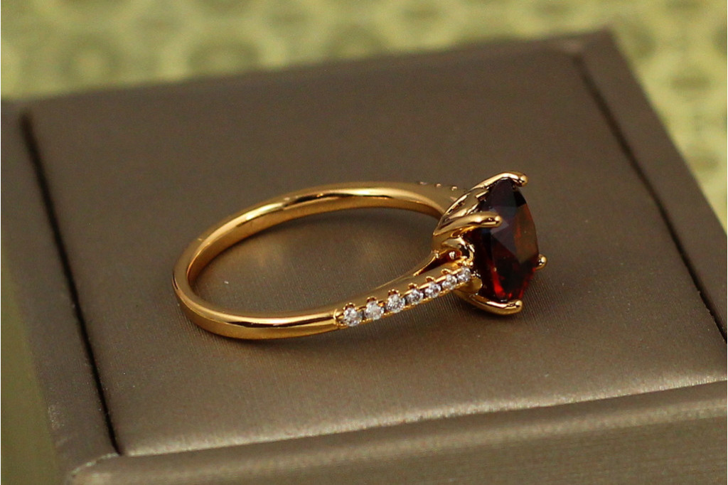 Кільце Xuping Jewelry червоний квадратний фіаніт із доріжками з боків р 17 золотисте