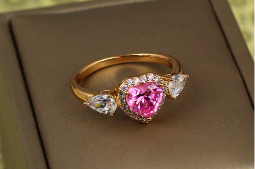 Кільце Xuping Jewelry Купідон з рожевим каменем р 16 золотисте