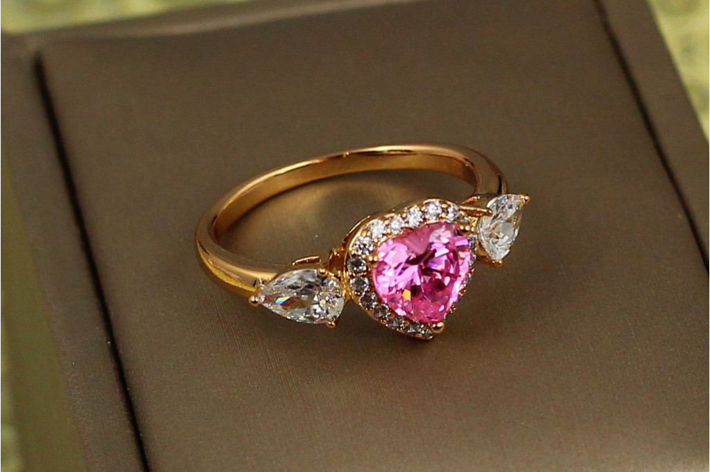 Кільце Xuping Jewelry Купідон з рожевим каменем р 17 золотисте