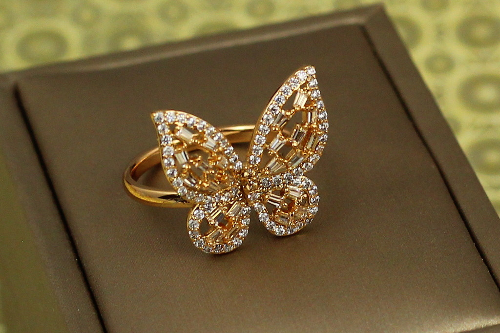 Кольцо Xuping Jewelry крупная бабочка крылья с камнями цвета шампанского р 16  золотистое