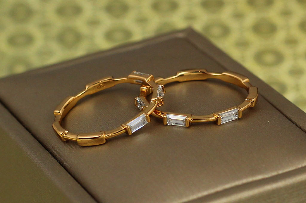 Кольцо Xuping Jewelry Сальто с прямоугольными камнями по кругу р 17  золотистое