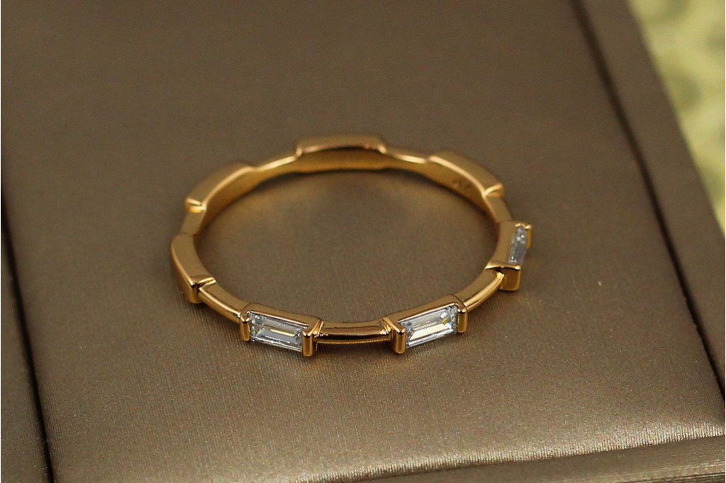 Кольцо Xuping Jewelry Сальто с прямоугольными камнями по кругу р 18  золотистое