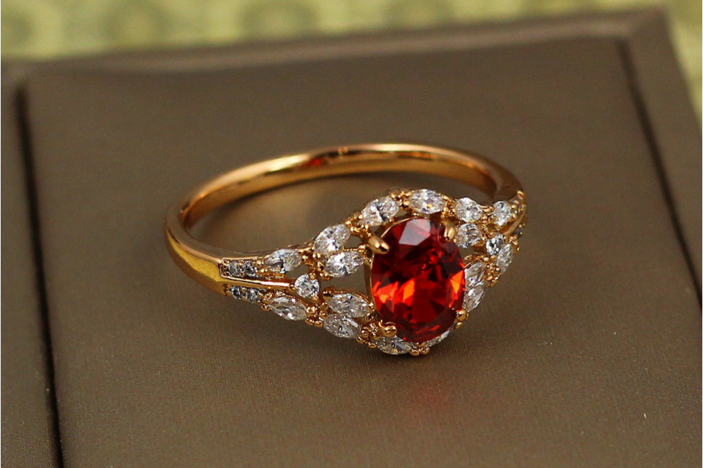 Кільце Xuping Jewelry балада з червоним фіанітом р 17 золотисте