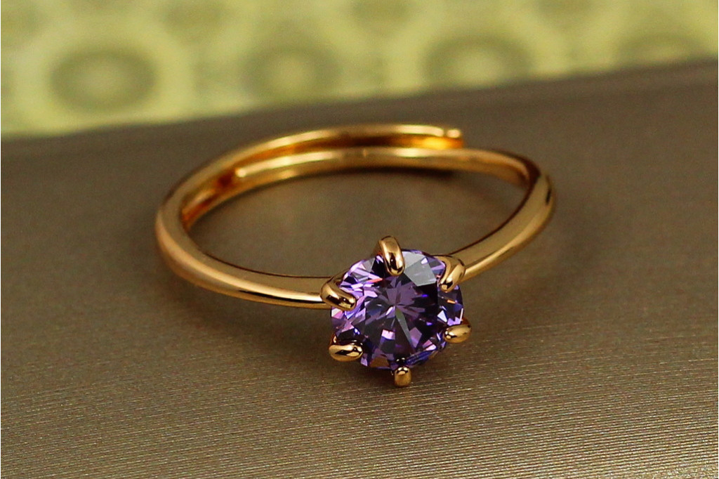 Кольцо Xuping Jewelry тонкое раздвижное с фиолетовым фианитом  р 17 золотистое