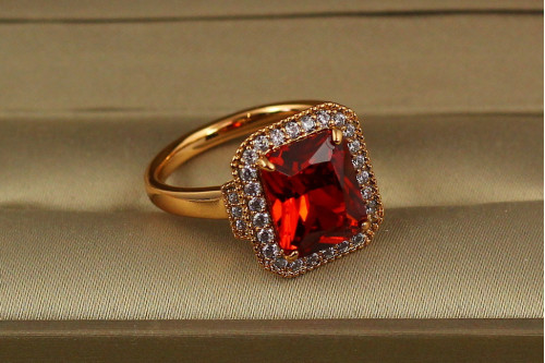 Кільце Xuping Jewelry авангард з червоним каменем р 16 золотисте