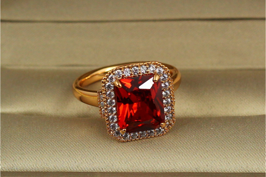 Кільце Xuping Jewelry авангард з червоним каменем р 18 золотисте