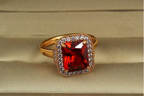 Кільце Xuping Jewelry авангард з червоним каменем р 19 золотисте