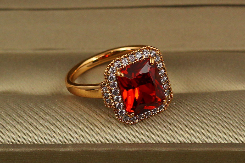 Кільце Xuping Jewelry авангард з червоним каменем р 19 золотисте