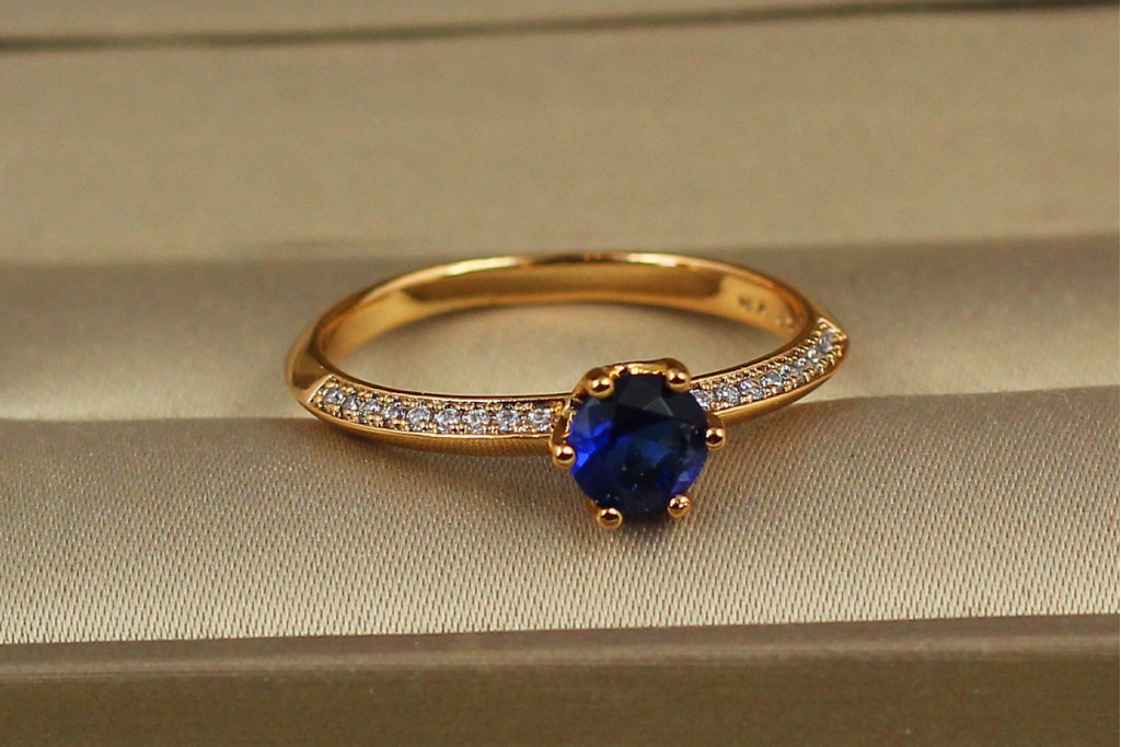 Кольцо Xuping Jewelry аккорд с синим камнем 5 мм р 18  золотистое