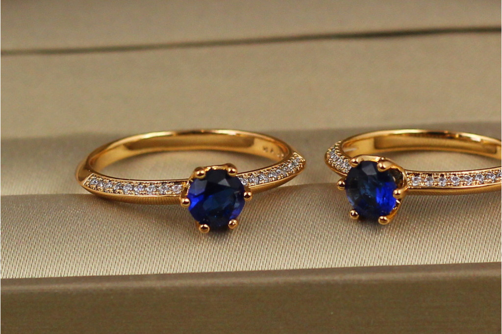 Кольцо Xuping Jewelry аккорд с синим камнем 5 мм р 18  золотистое