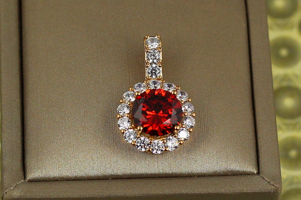 Кулон Xuping Jewelry круглый красный камень в ободке из фианитов 2.3 см золотистый