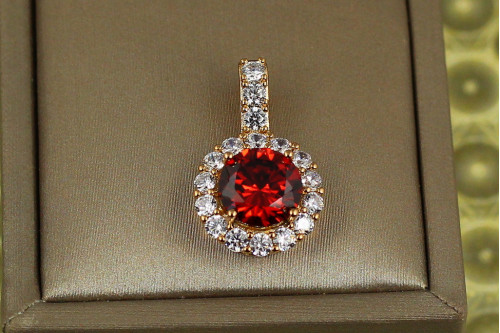 Кулон Xuping Jewelry круглый красный камень в ободке из фианитов 2.3 см золотистый