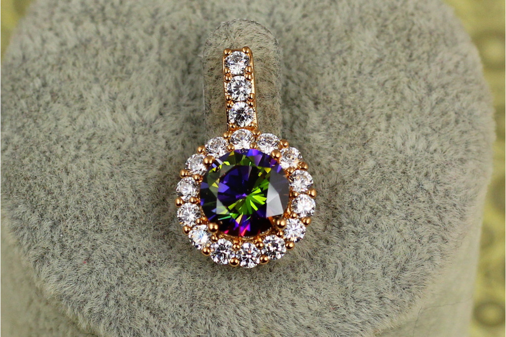 Кулон Xuping Jewelry круглий камінь темний хамелеон у обідку з фіанітів 2.3 см золотистий