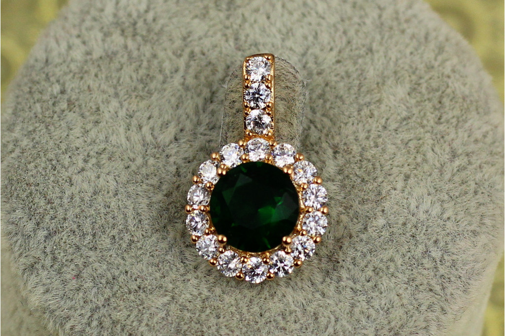 Кулон Xuping Jewelry круглый зеленый камень в ободке из фианитов 2.3 см золотистый