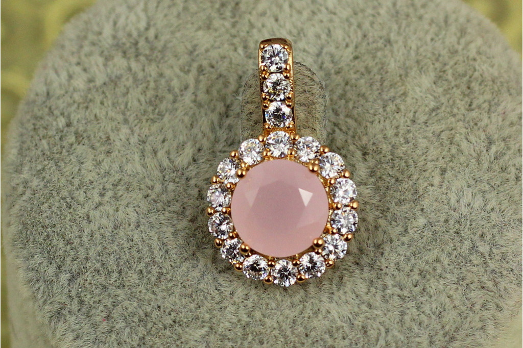 Кулон Xuping Jewelry круглый камень имитация розового кварца в ободке из фианитов 2.3 см золотистый